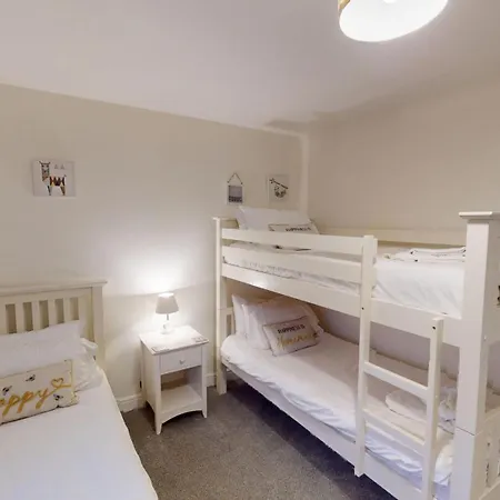 Family Tides, The Bay, 2 Bedrooms, Patio Garden, Parking Nearby, 2 Dogs Welcome * Filey