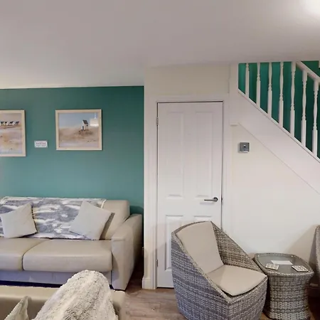 Family Tides, The Bay, 2 Bedrooms, Patio Garden, Parking Nearby, 2 Dogs Welcome Holiday home *