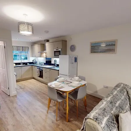 Family Tides, The Bay, 2 Bedrooms, Patio Garden, Parking Nearby, 2 Dogs Welcome 펜션 파일리