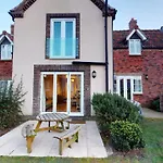 Family Tides, The Bay, 2 Bedrooms, Patio Garden, Parking Nearby, 2 Dogs Welcome * Filey